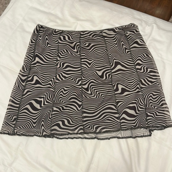 Brown and White H and M mini skirt. Size medium with tags - Picture 1 of 1